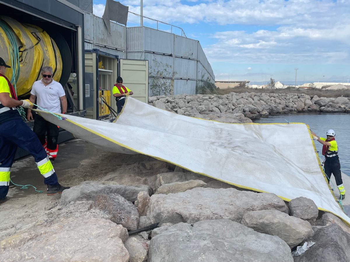 Simulacro de vertido de hidrocarburos en PortCastelló