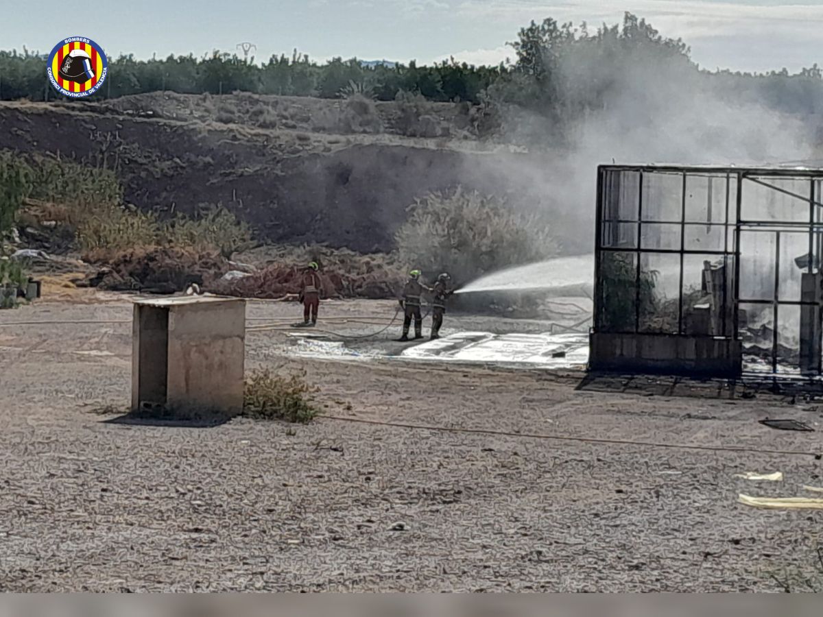 Susto por el incendio en el exterior de una empresa pirotécnica