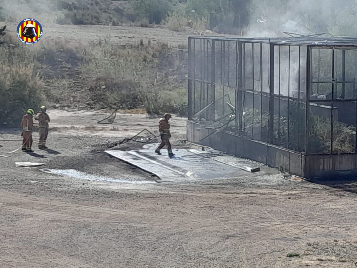 Susto por el incendio en el exterior de una empresa pirotécnica