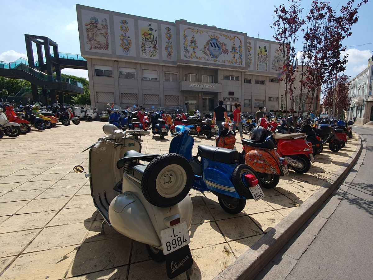 Desde el año 2010, se celebra en la capital de la Plana una de las mayores concentraciones de Vespas y Lambrettas de España.