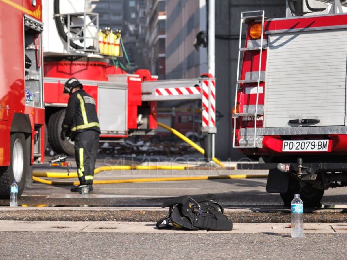 Un bombero fallece tras derrumbarse una pared en Vigo