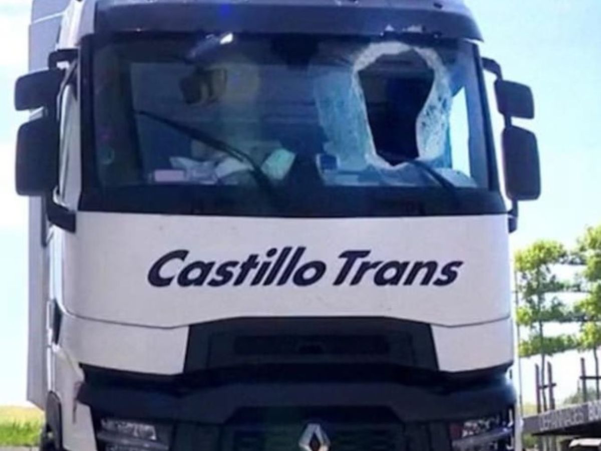 Un camionero de Alicante fallece tras lanzarle una tapa de alcantarilla