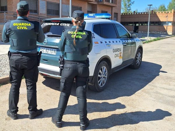 Un hombre armado se atrinchera con dos menores en Granada