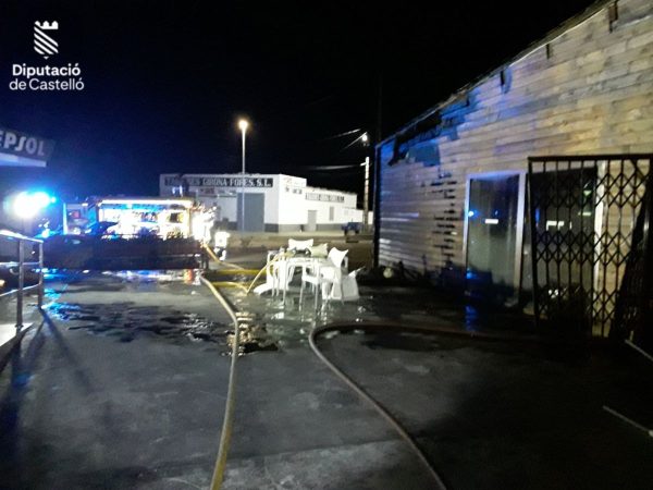 Un incendio arrasa un bar en Les Coves de Vinromà