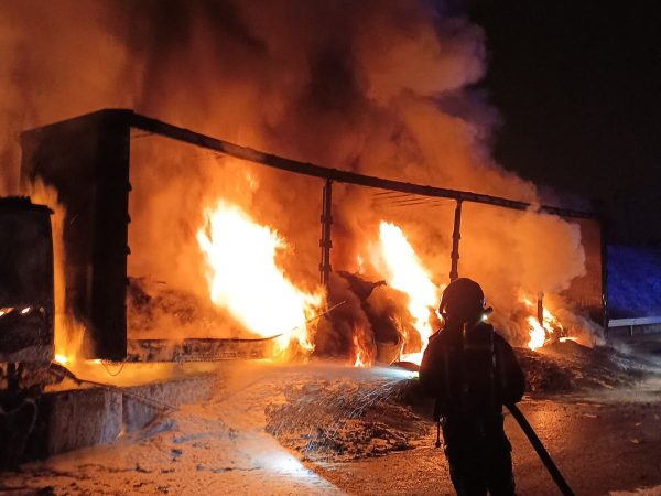 Un incendio calcina un camión en la autovía A-23