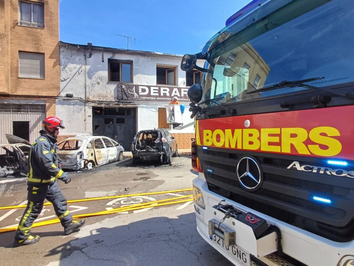 Un incendio calcina varios vehículos en Moncofa