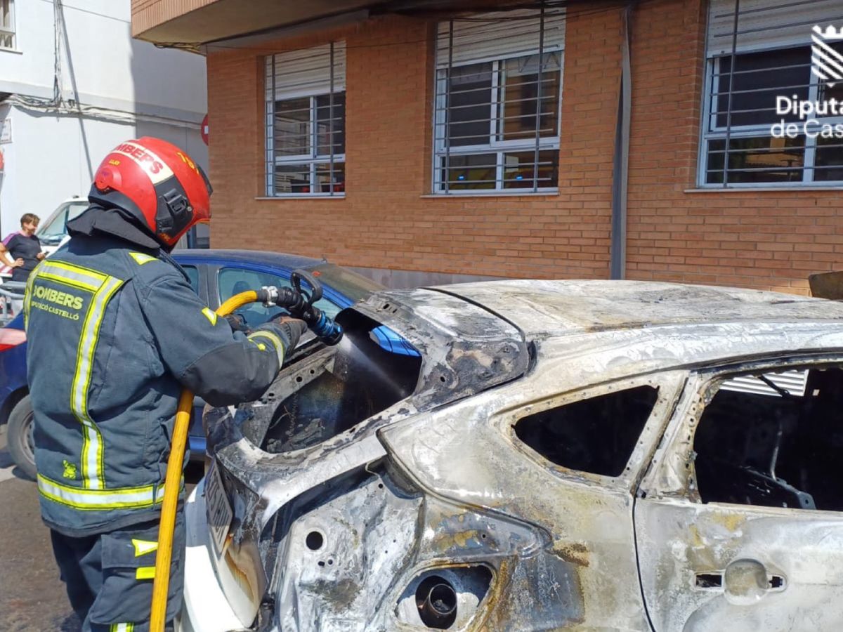 Un incendio calcina varios vehículos en Moncofa