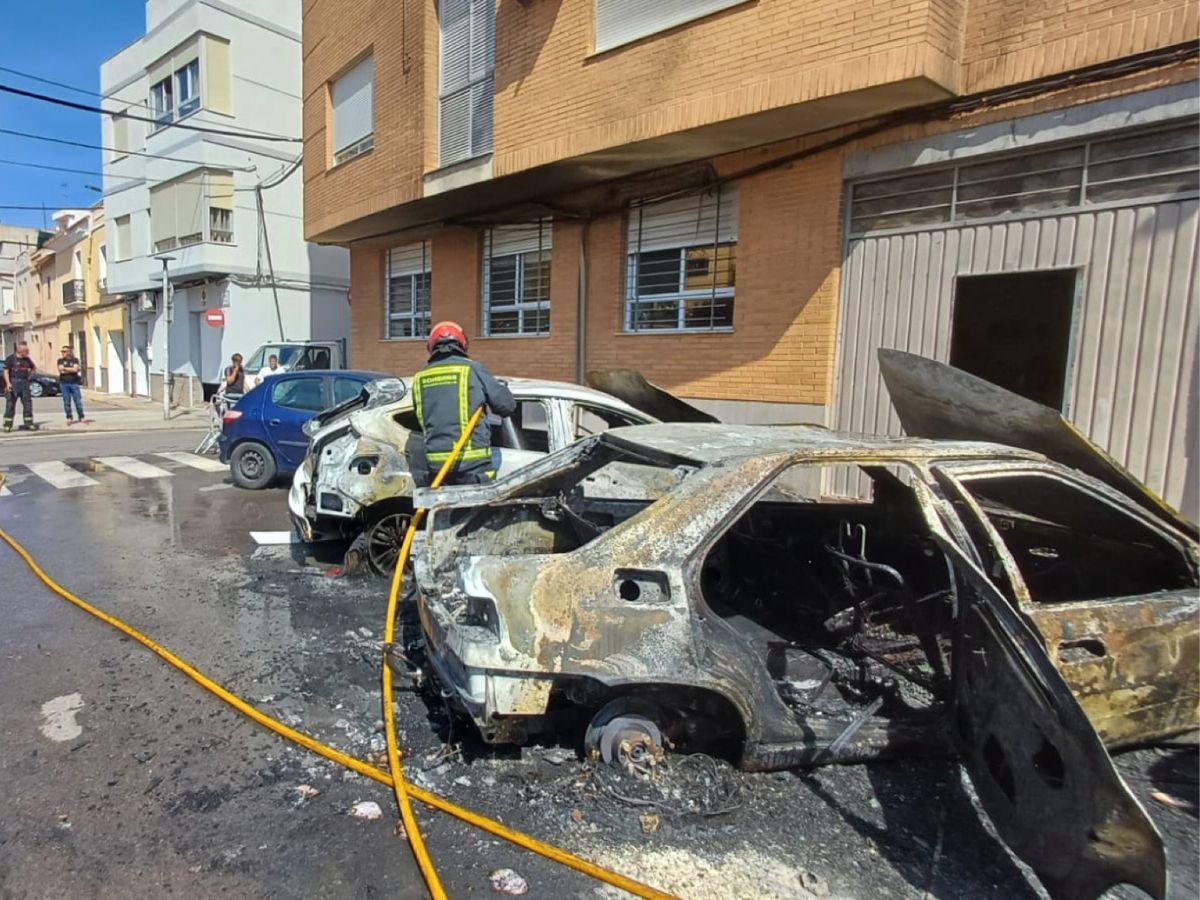 Un incendio calcina varios vehículos en Moncofa