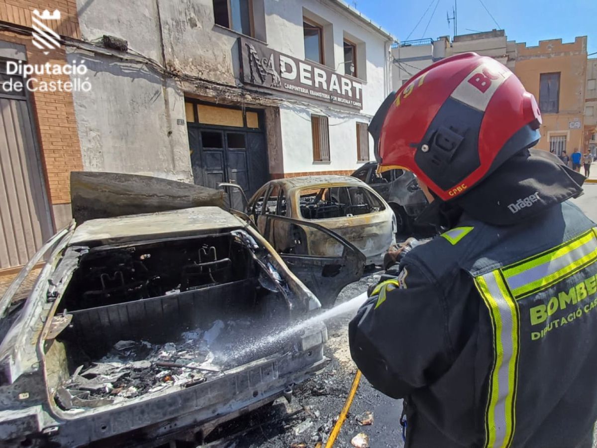 Un incendio calcina varios vehículos en Moncofa