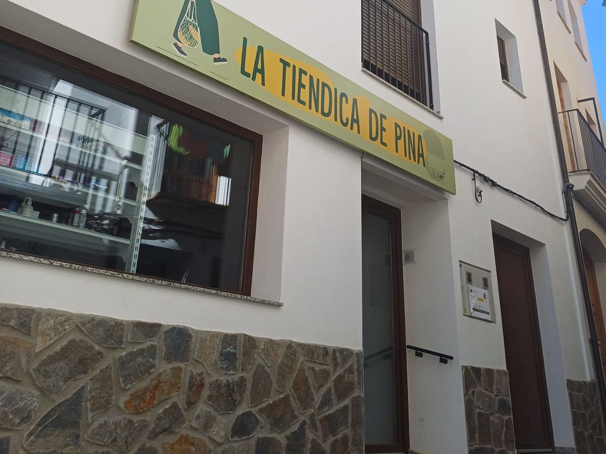 La tienda ha sido posible gracias a un acuerdo con la cooperativa vecina, lo que permite que los productos lleguen al pueblo sin aumentar los costos.