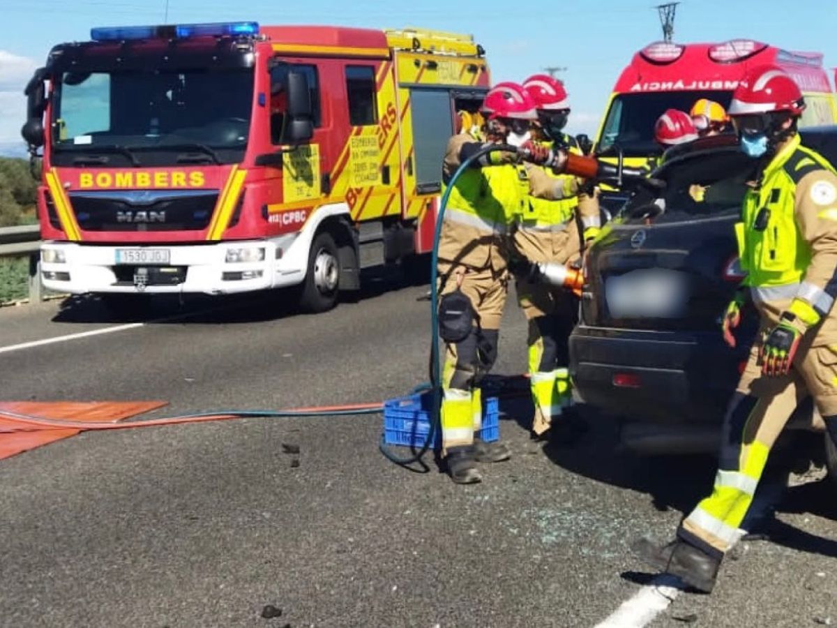 Accidente de tráfico con personas atrapadas en La Vall d’Uixó