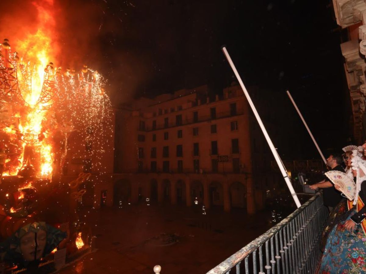 Alicante despide las Hogueras 2024 con una ‘cremà’ de récord