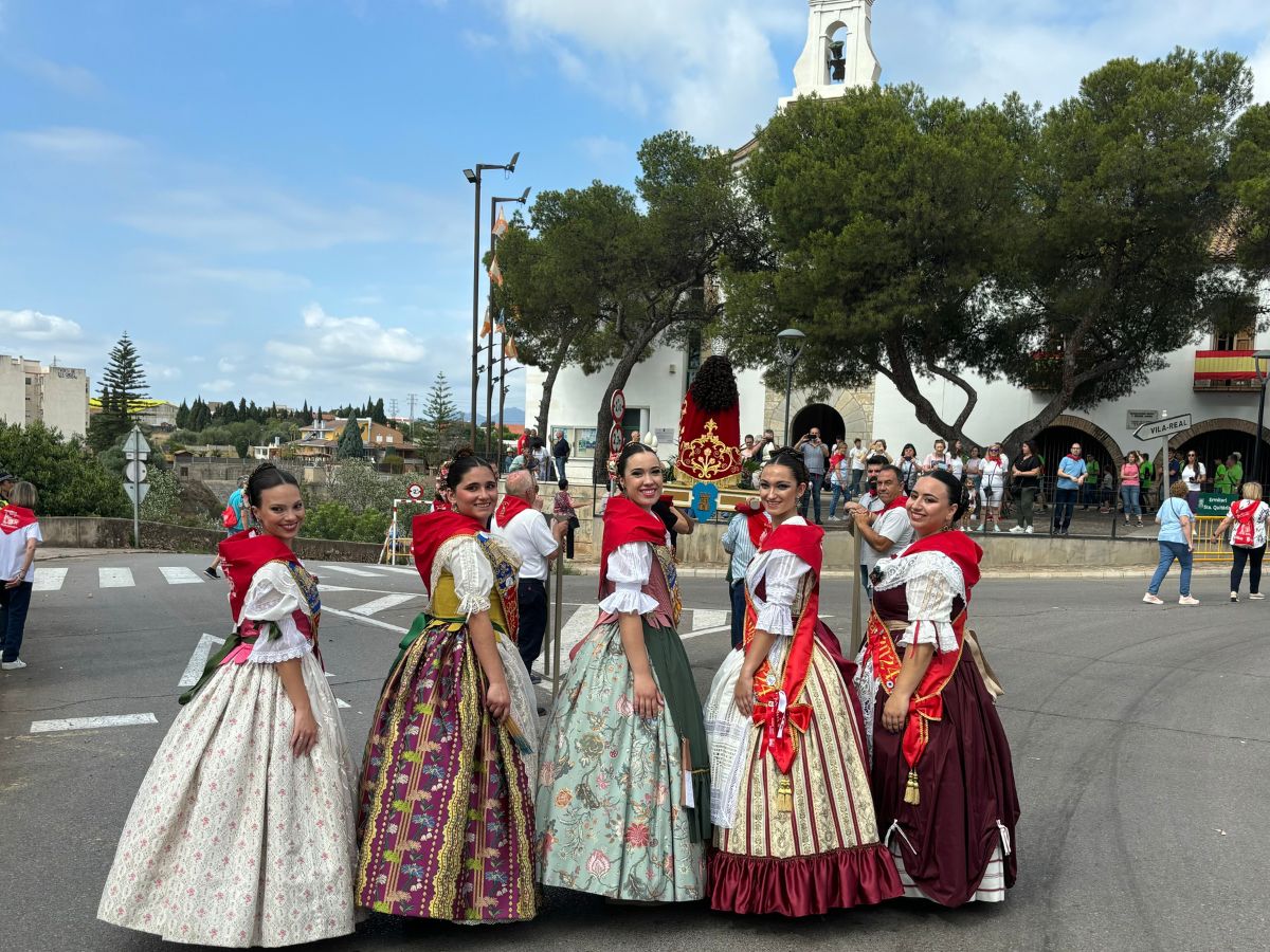 Al llegar al paraje, acompañados de música popular durante el recorrido, los romeros disfrutaron de un almuerzo.