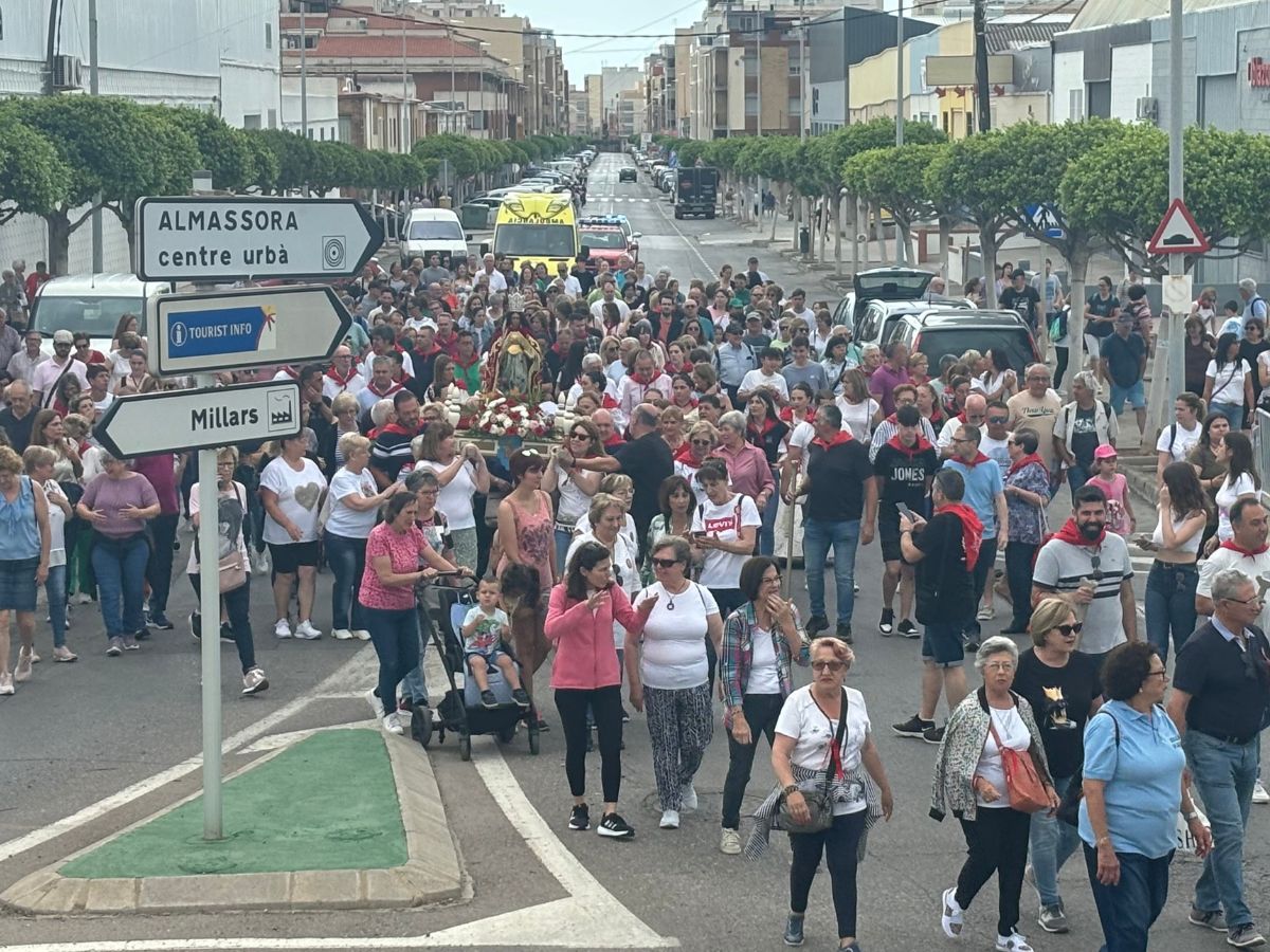 Al llegar al paraje, acompañados de música popular durante el recorrido, los romeros disfrutaron de un almuerzo.