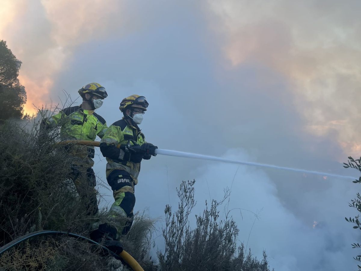 Bomberos estabilizan incendio en planta de compostaje en Llutxent