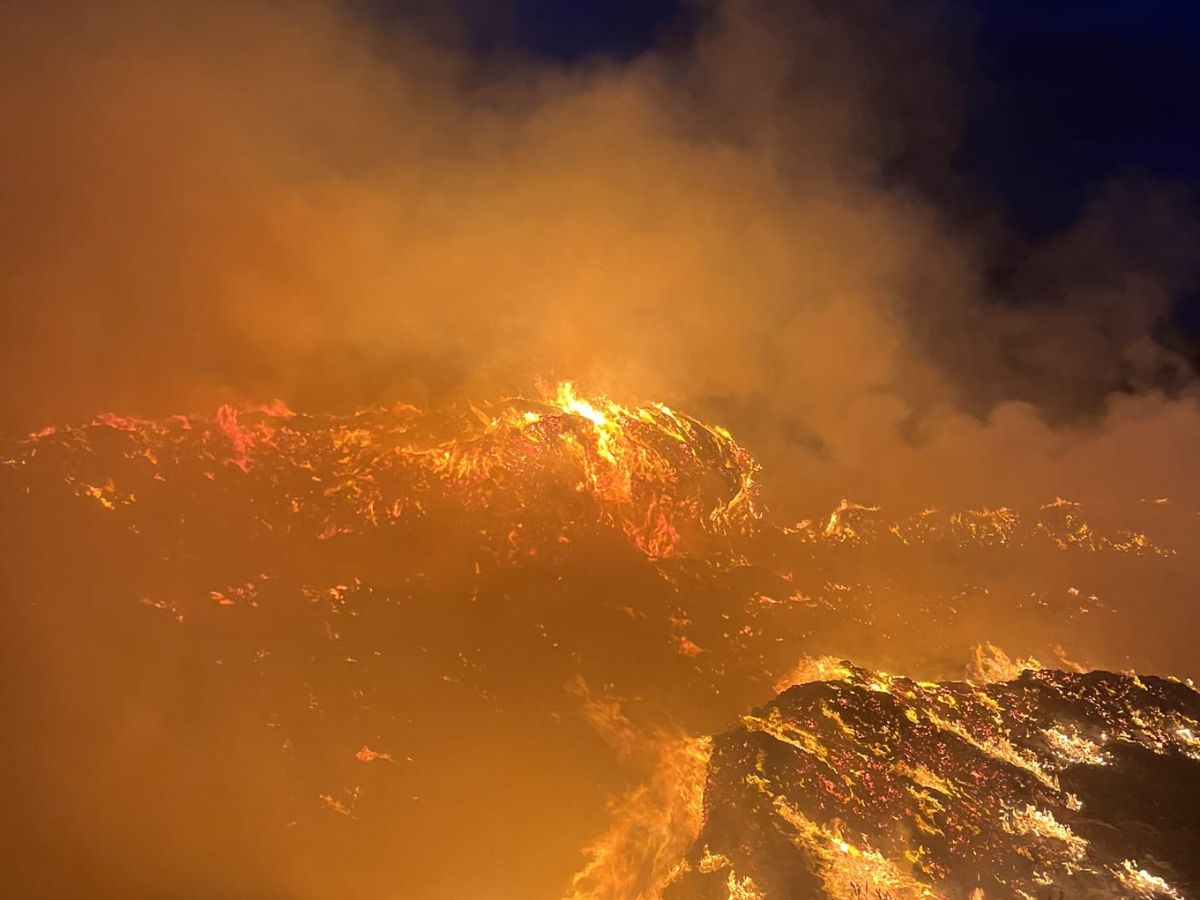 Bomberos estabilizan incendio en planta de compostaje en Llutxent