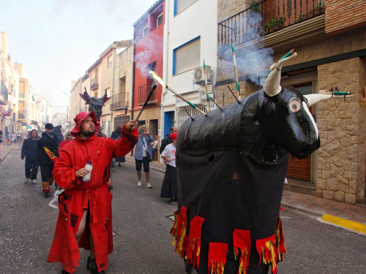 Cabanes se ilumina con la XXIV Trobada de les Bèsties de Foc