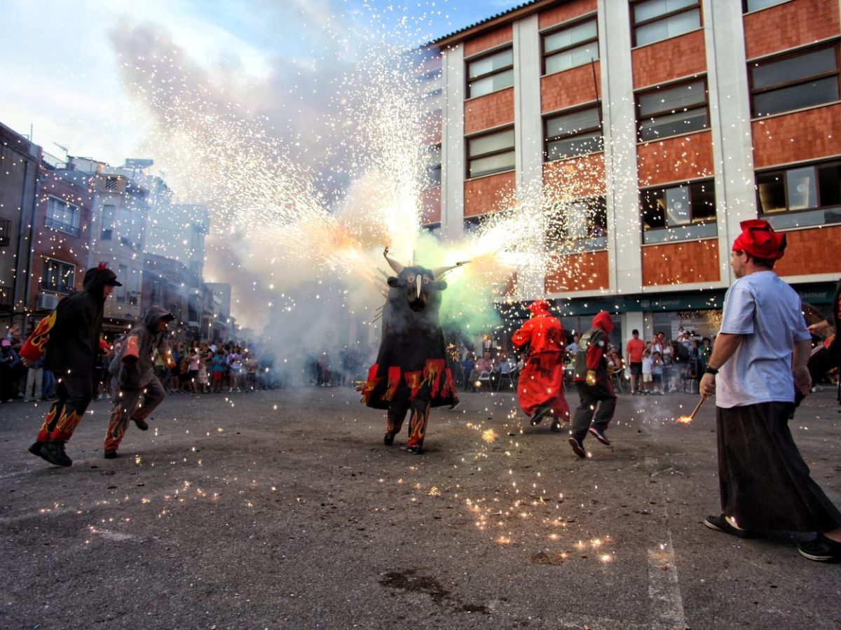 Cabanes se ilumina con la XXIV Trobada de les Bèsties de Foc