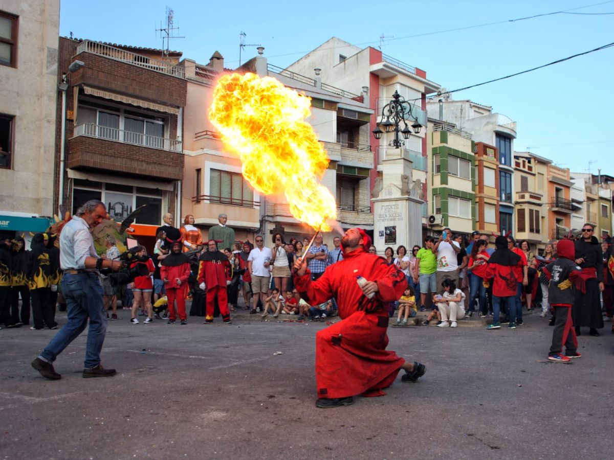 Cabanes se ilumina con la XXIV Trobada de les Bèsties de Foc