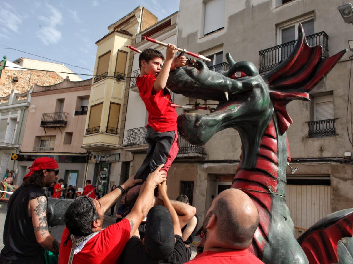 Cabanes se ilumina con la XXIV Trobada de les Bèsties de Foc