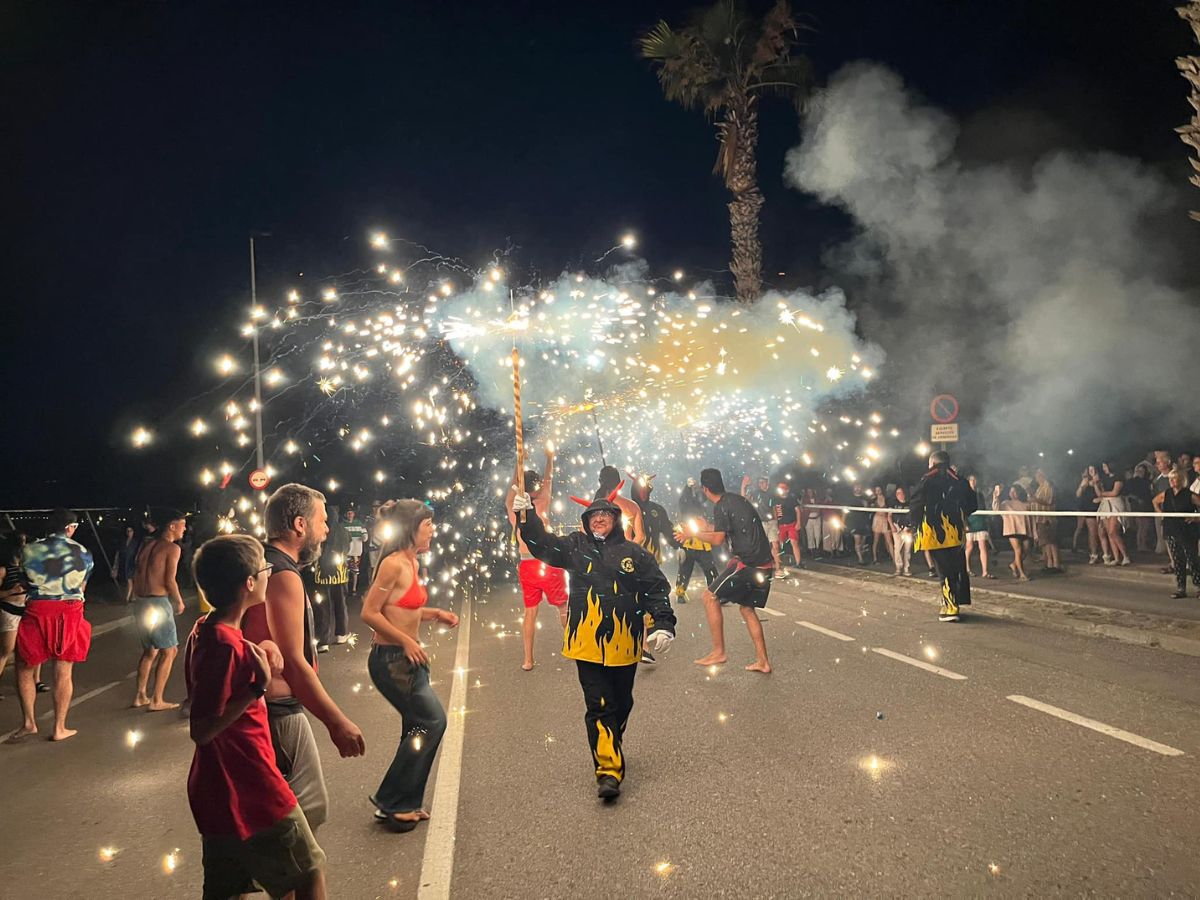 Castellón celebra en sus playas un multitudinario San Juan 2024