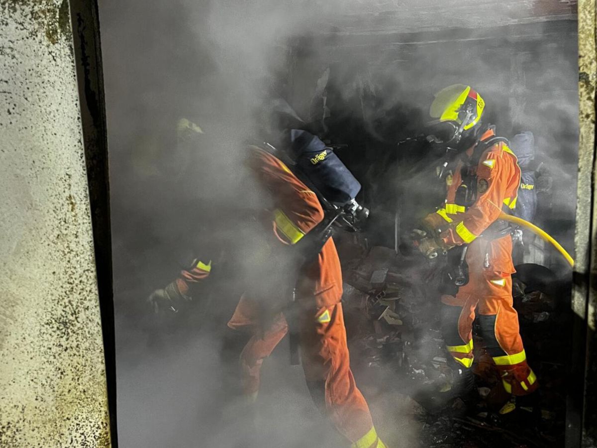 Encuentran un cadáver tras extinguir un incendio en una vivienda