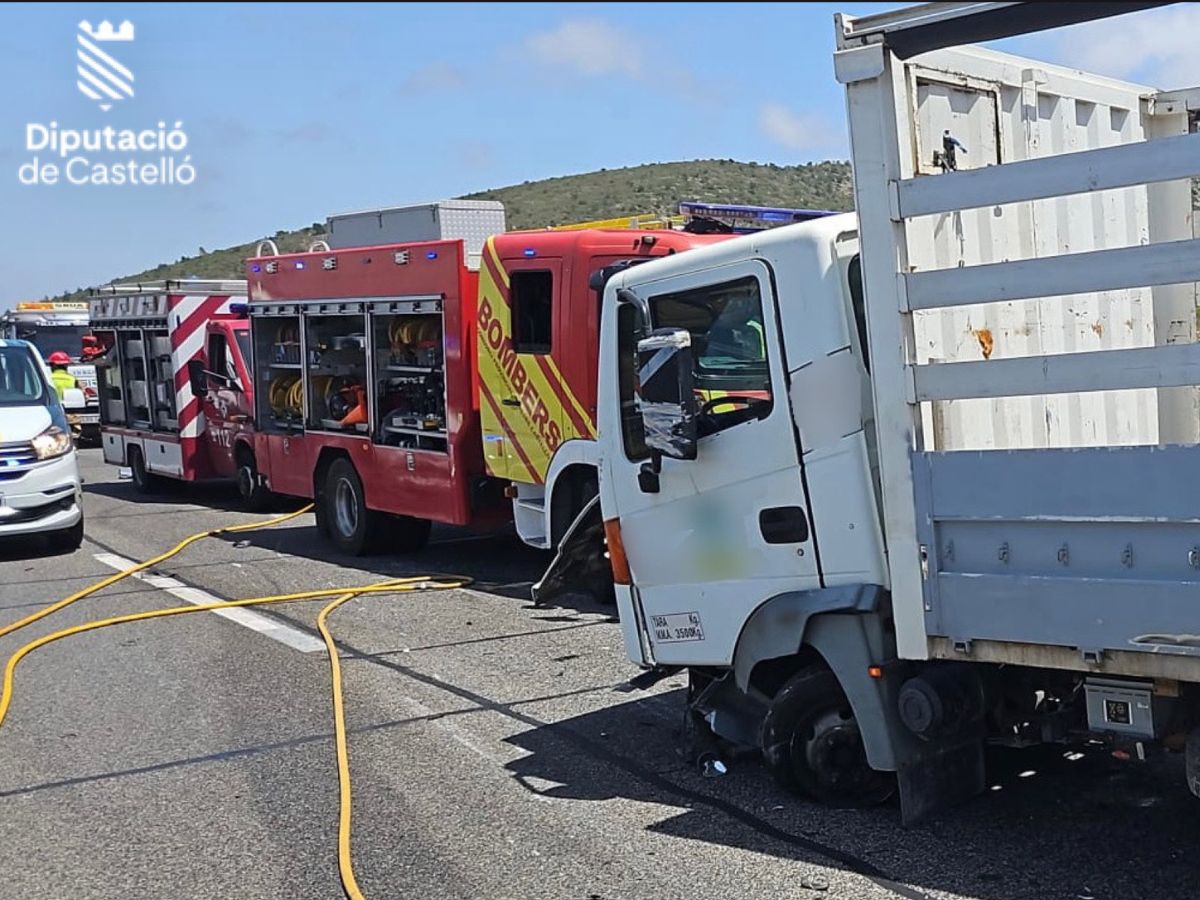 Grave accidente corta el tráfico de la AP-7 en Castellón