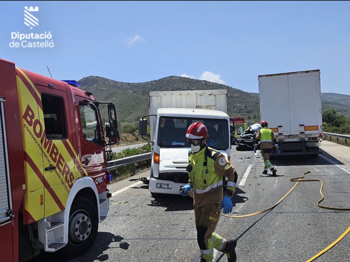 Grave accidente corta el tráfico de la AP-7 en Castellón