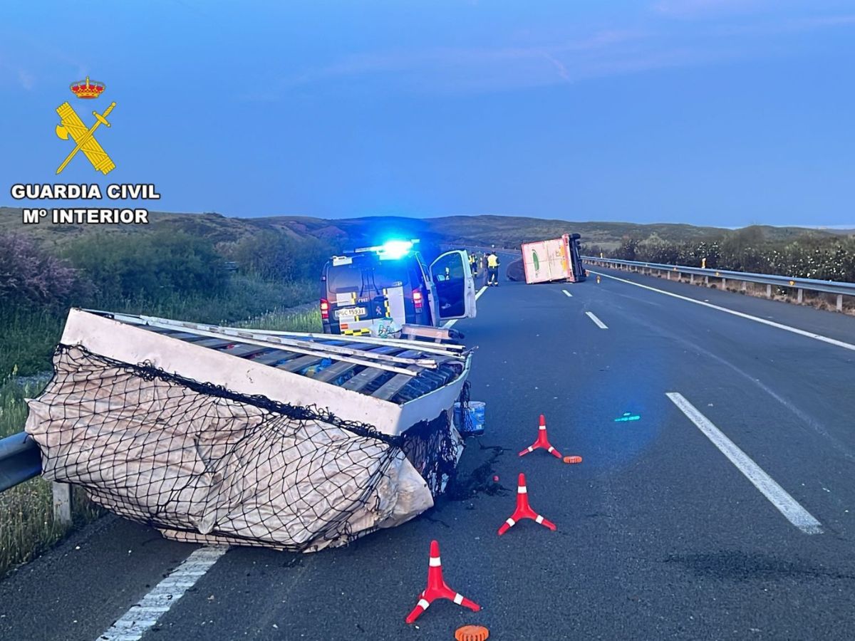 Herido grave tras volcar su camión en la AP-7 Alcalà de Xivert