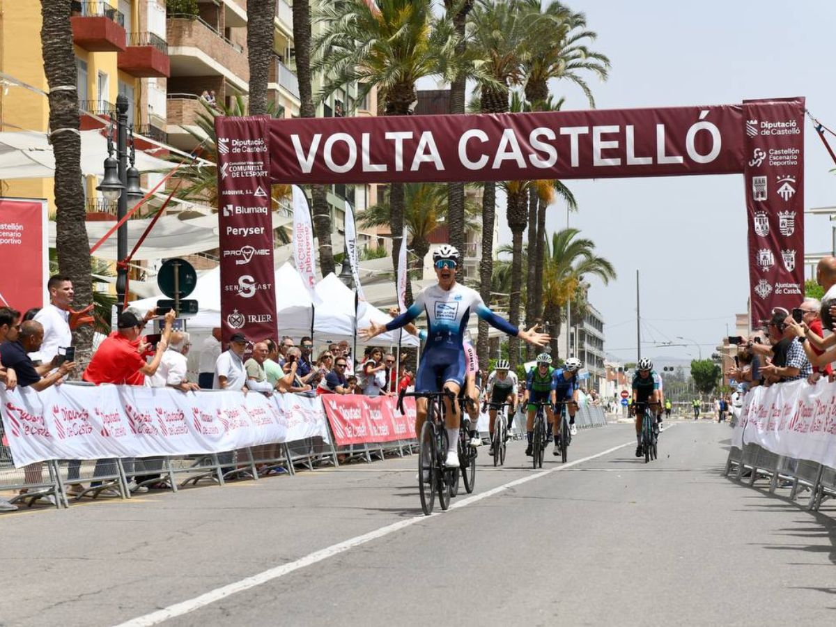 VÍDEO - Sergio Geerlings (Valverde Team) gana la etapa final de la Volta Castelló desde la fuga, mientras Hugo de la Calle (Cortizo) se corona campeón.