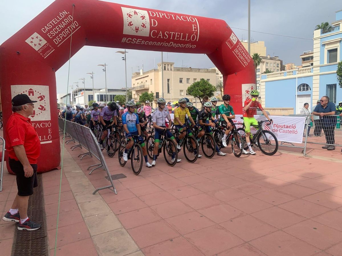 VÍDEO - Sergio Geerlings (Valverde Team) gana la etapa final de la Volta Castelló desde la fuga, mientras Hugo de la Calle (Cortizo) se corona campeón.