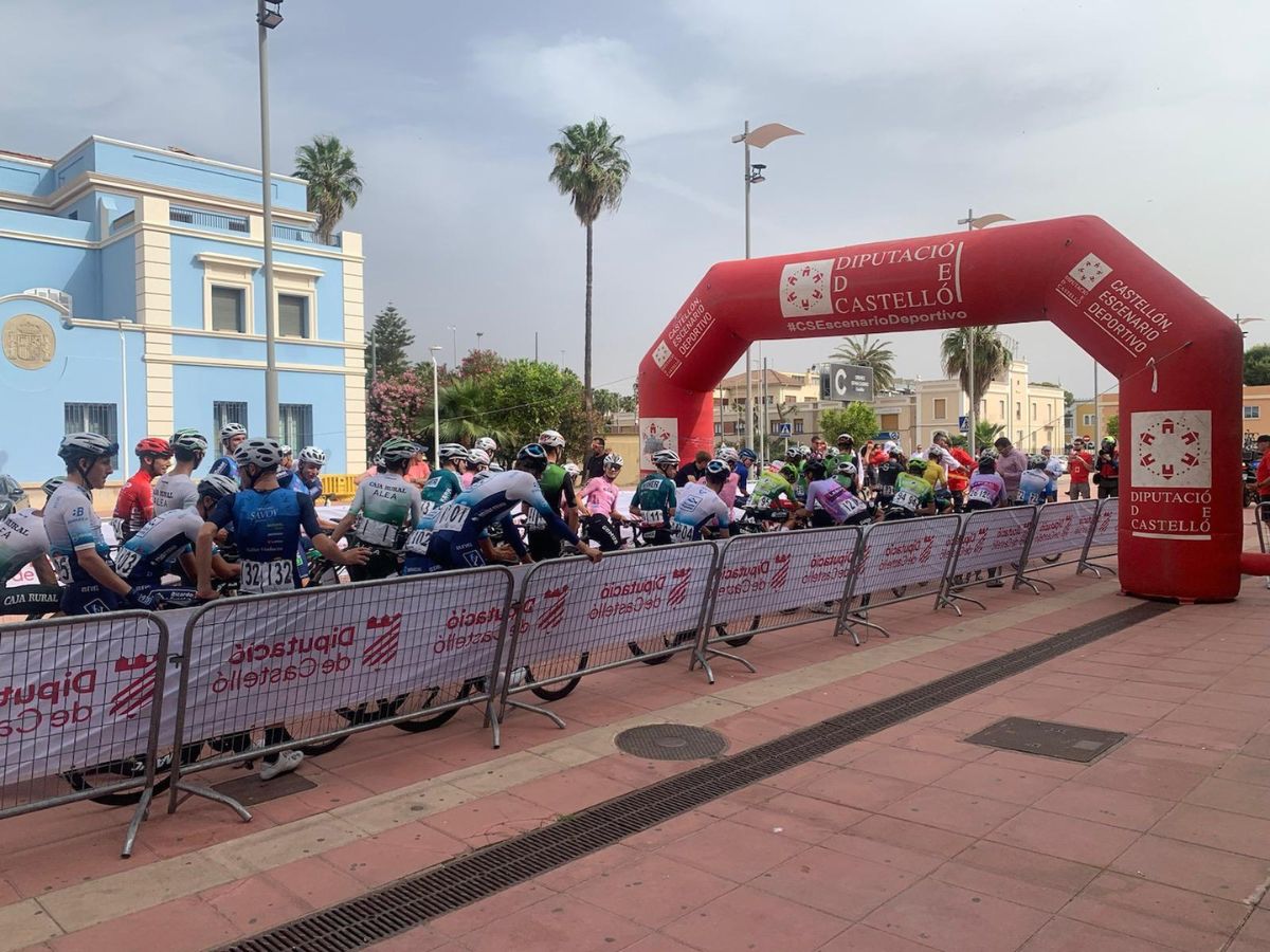 VÍDEO - Sergio Geerlings (Valverde Team) gana la etapa final de la Volta Castelló desde la fuga, mientras Hugo de la Calle (Cortizo) se corona campeón.