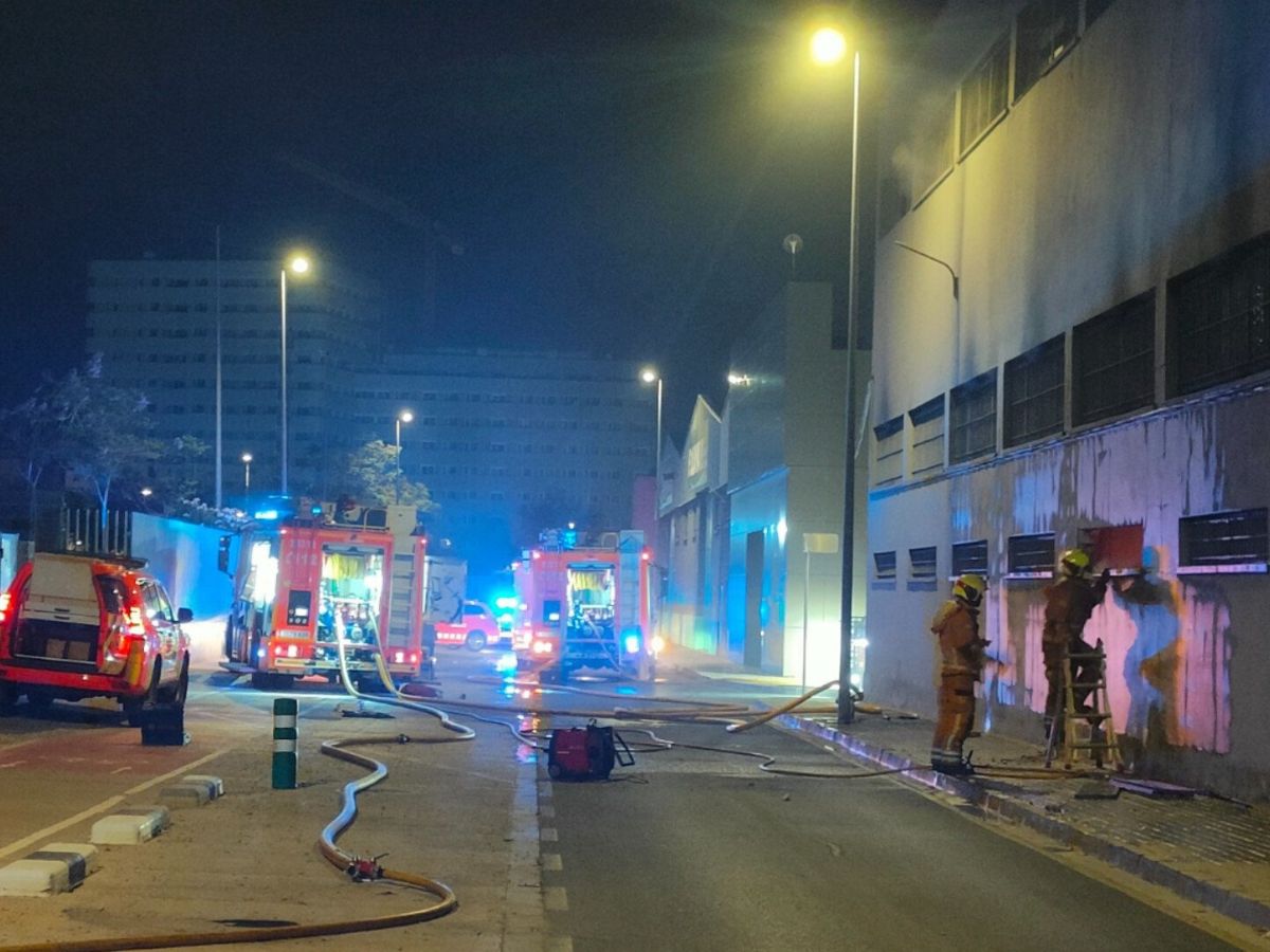 Incendio en Quart de Poblet afecta a más de veinte vehículos