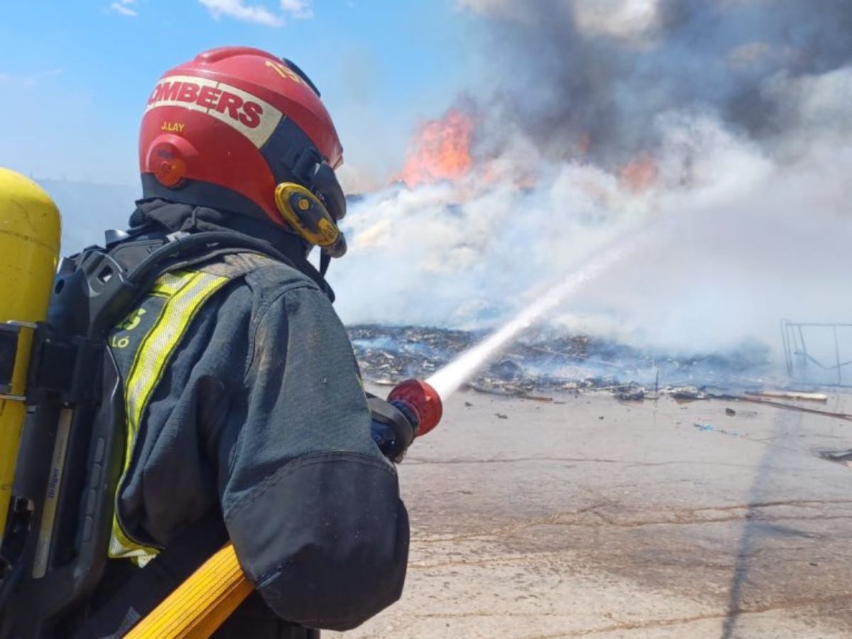 Incendio industrial en planta de reciclaje en Almassora