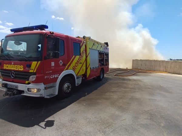 Incendio industrial en planta de reciclaje en Almassora