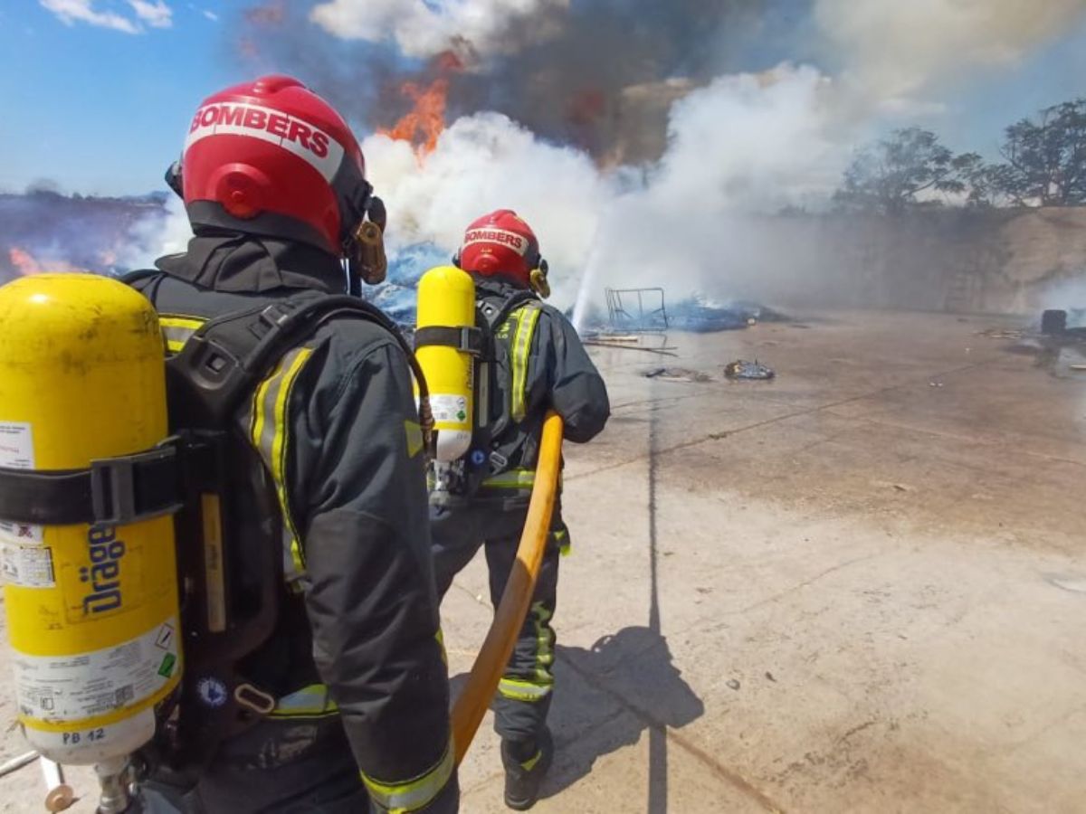 Incendio industrial en planta de reciclaje en Almassora