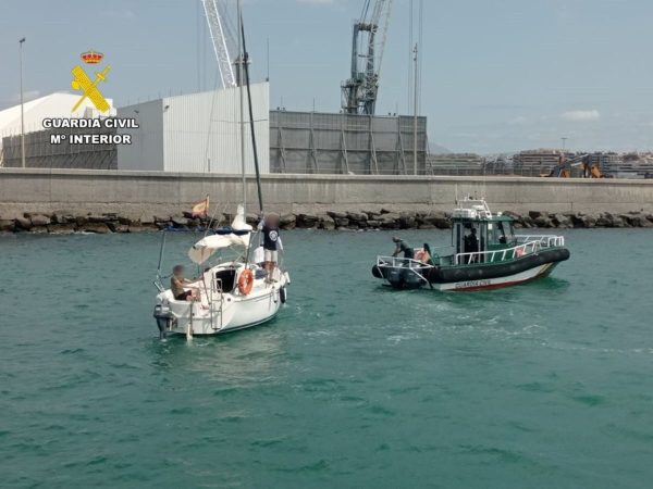 La Guardia Civil auxilia embarcación sin gobierno en Alicante