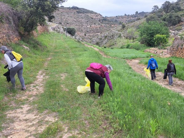 La Serratella recoge 200 kilos en su lucha contra la ‘basuraleza’