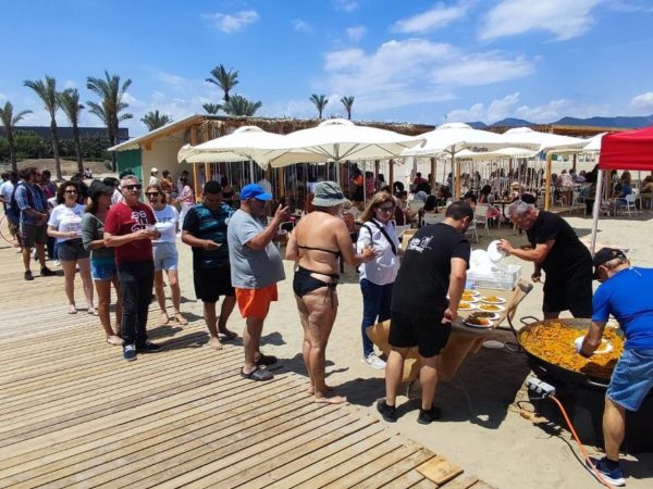 La paella monumental de Dharma Playa triunfa en el Festival del Viento