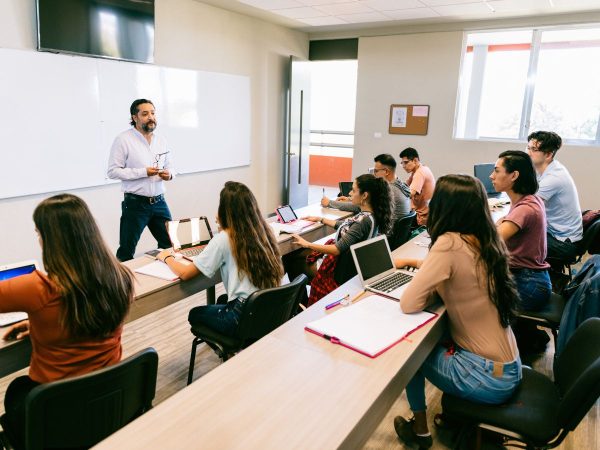 Más de 2.200 personas de Castellón se presentan a oposiciones a maestro