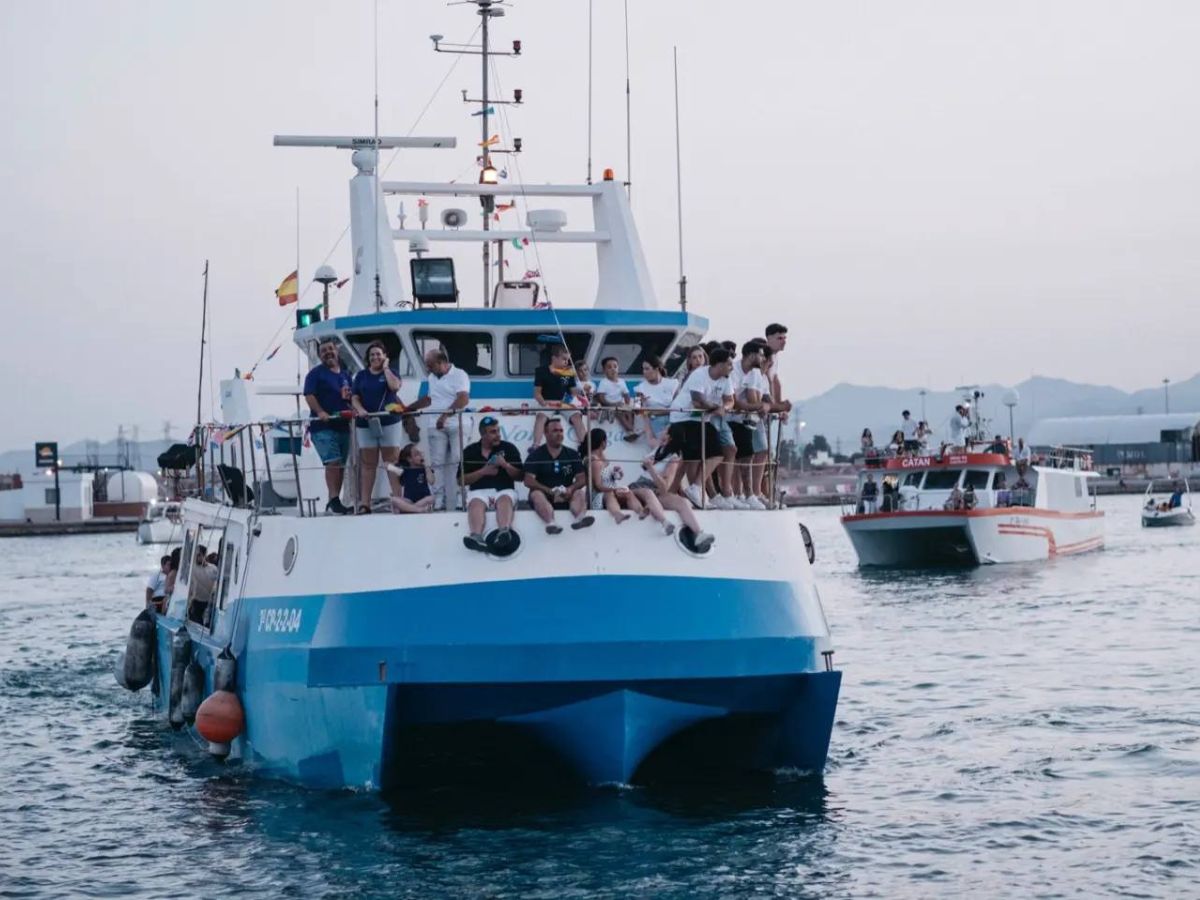 GALERÍA: Las imágenes de San Pedro y de la Virgen del Carmen, navegaron durante unos minutos en las aguas de la dársena pesquera.