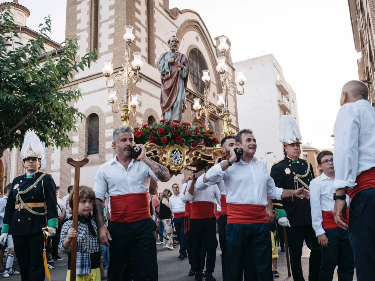 GALERÍA: Las imágenes de San Pedro y de la Virgen del Carmen, navegaron durante unos minutos en las aguas de la dársena pesquera.