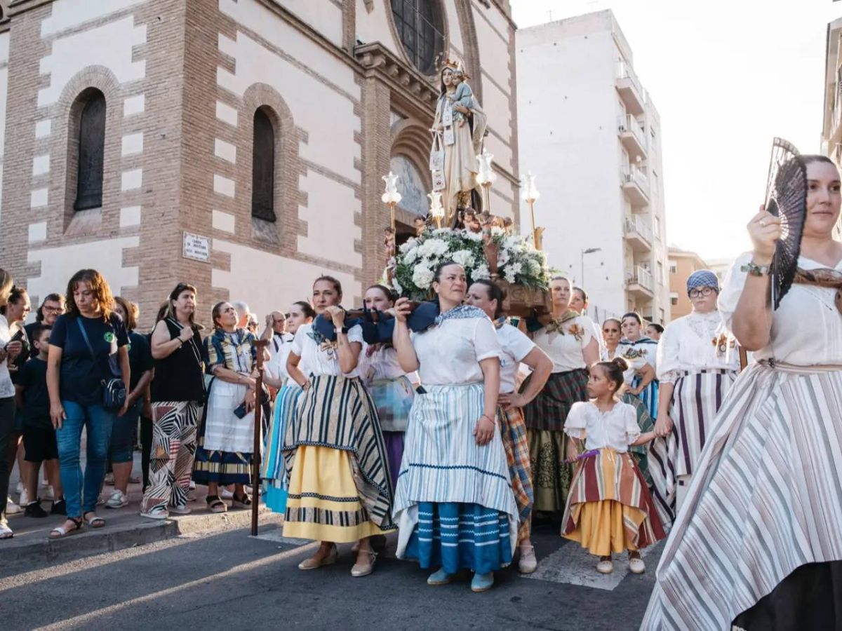 GALERÍA: Las imágenes de San Pedro y de la Virgen del Carmen, navegaron durante unos minutos en las aguas de la dársena pesquera.