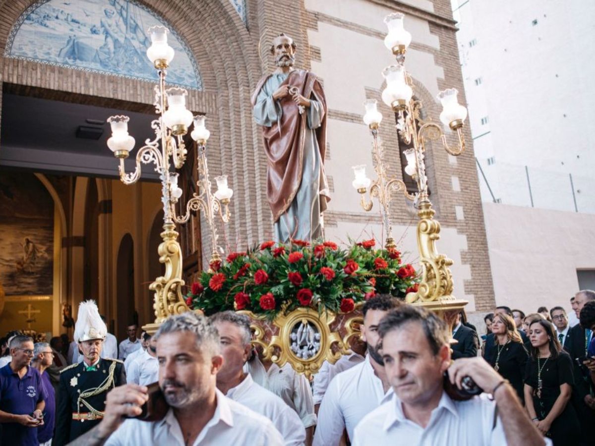 GALERÍA: Las imágenes de San Pedro y de la Virgen del Carmen, navegaron durante unos minutos en las aguas de la dársena pesquera.