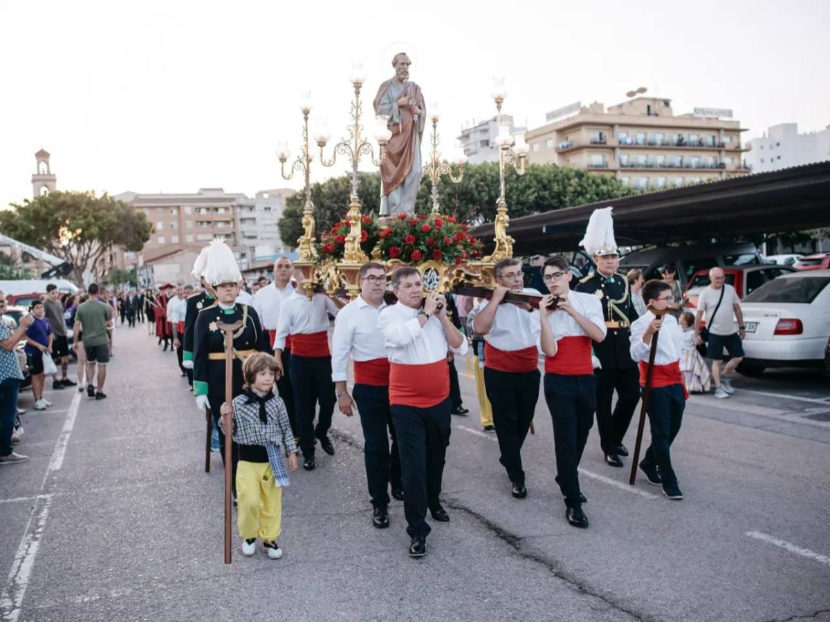 GALERÍA: Las imágenes de San Pedro y de la Virgen del Carmen, navegaron durante unos minutos en las aguas de la dársena pesquera.