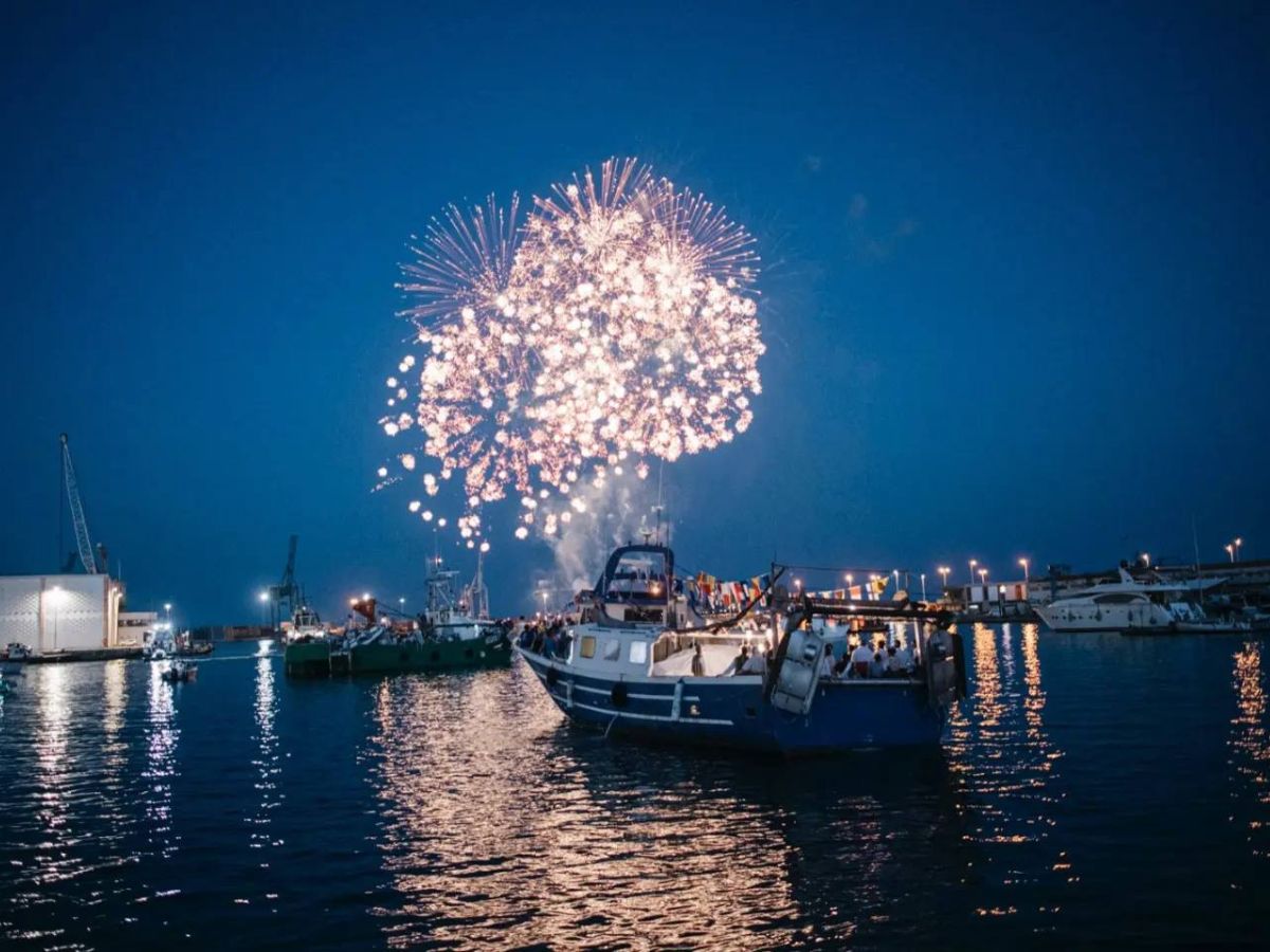 GALERÍA: Las imágenes de San Pedro y de la Virgen del Carmen, navegaron durante unos minutos en las aguas de la dársena pesquera.