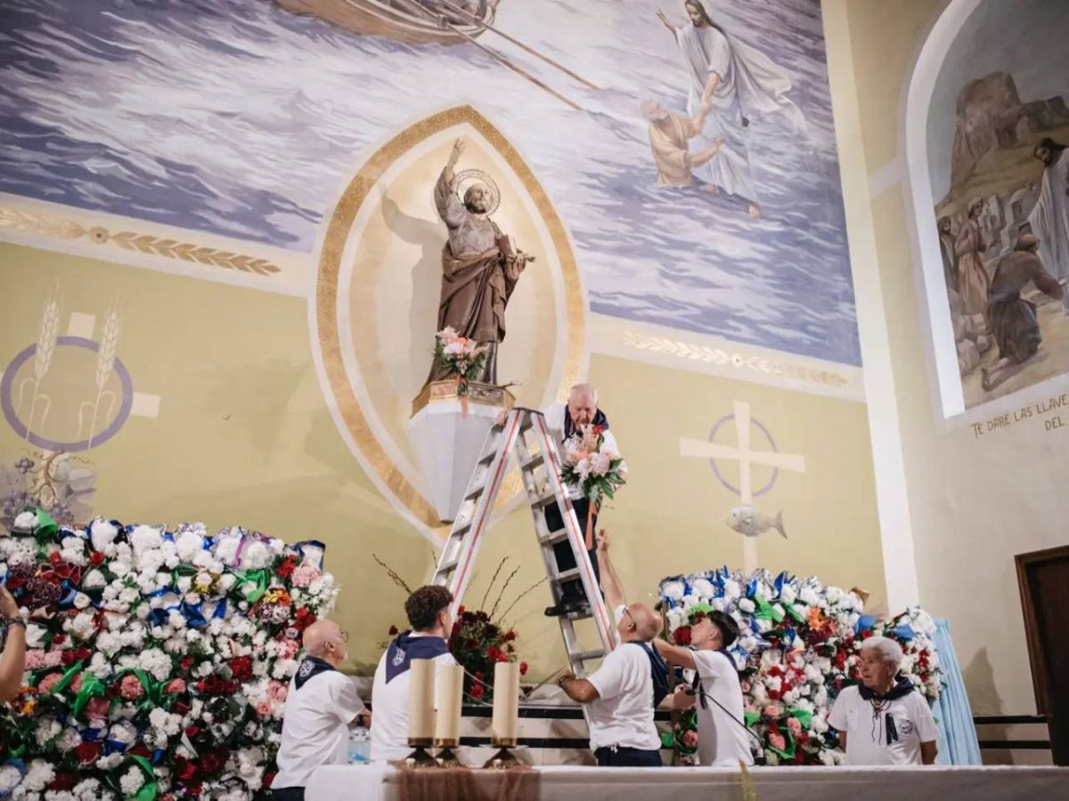 GALERÍA: Las imágenes de San Pedro y de la Virgen del Carmen, navegaron durante unos minutos en las aguas de la dársena pesquera.