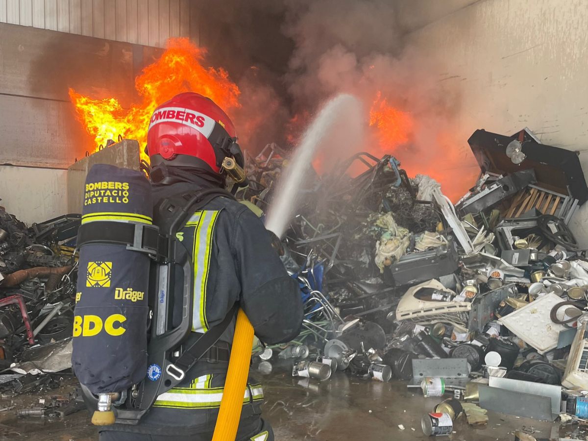 Susto en Almassora por el incendio en una planta de reciclaje