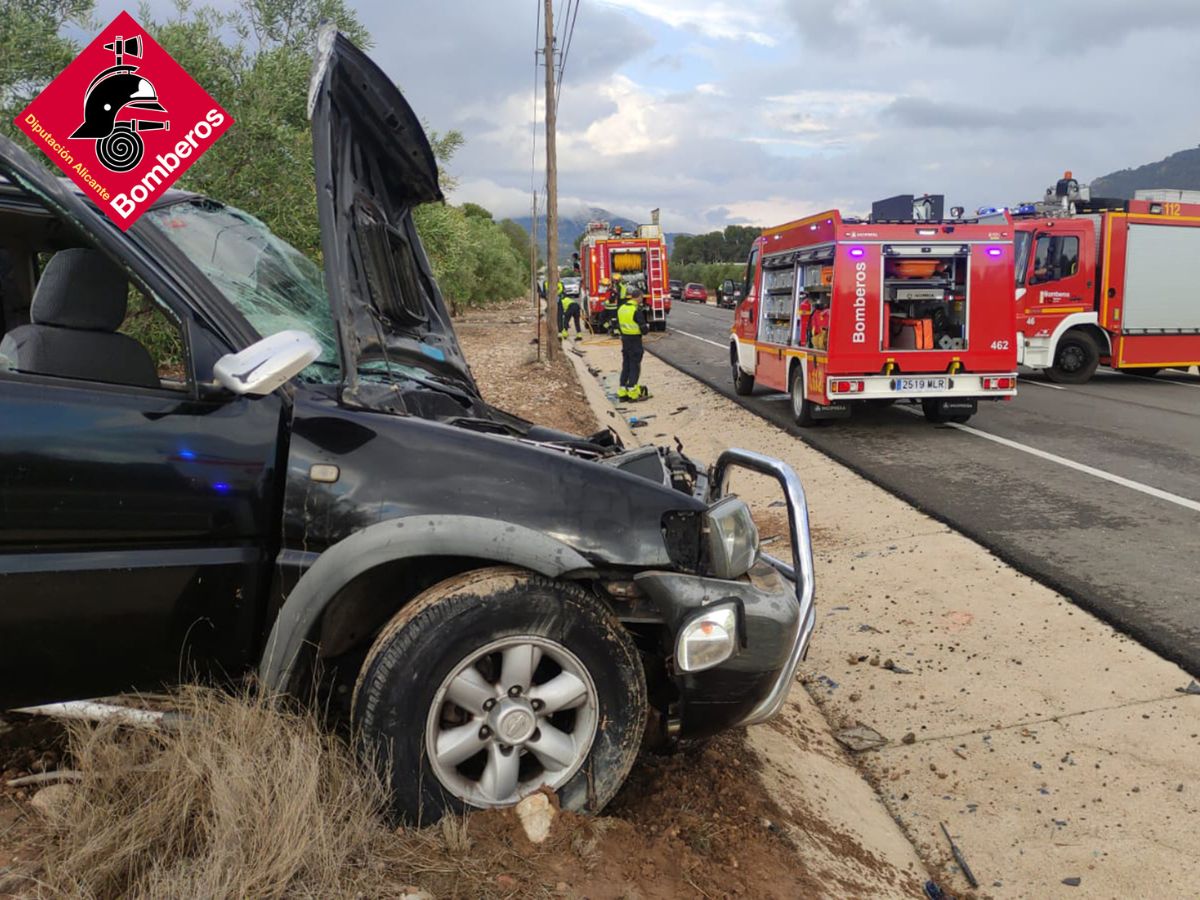 Tres heridos en un choque frontal entre dos turismos en la CV-799