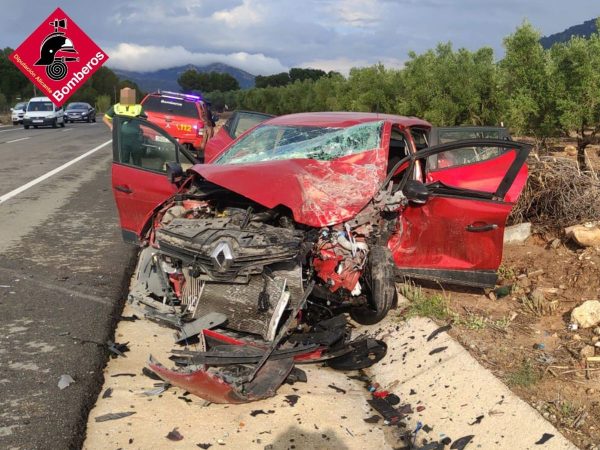 Tres heridos en un choque frontal entre dos turismos en la CV-799